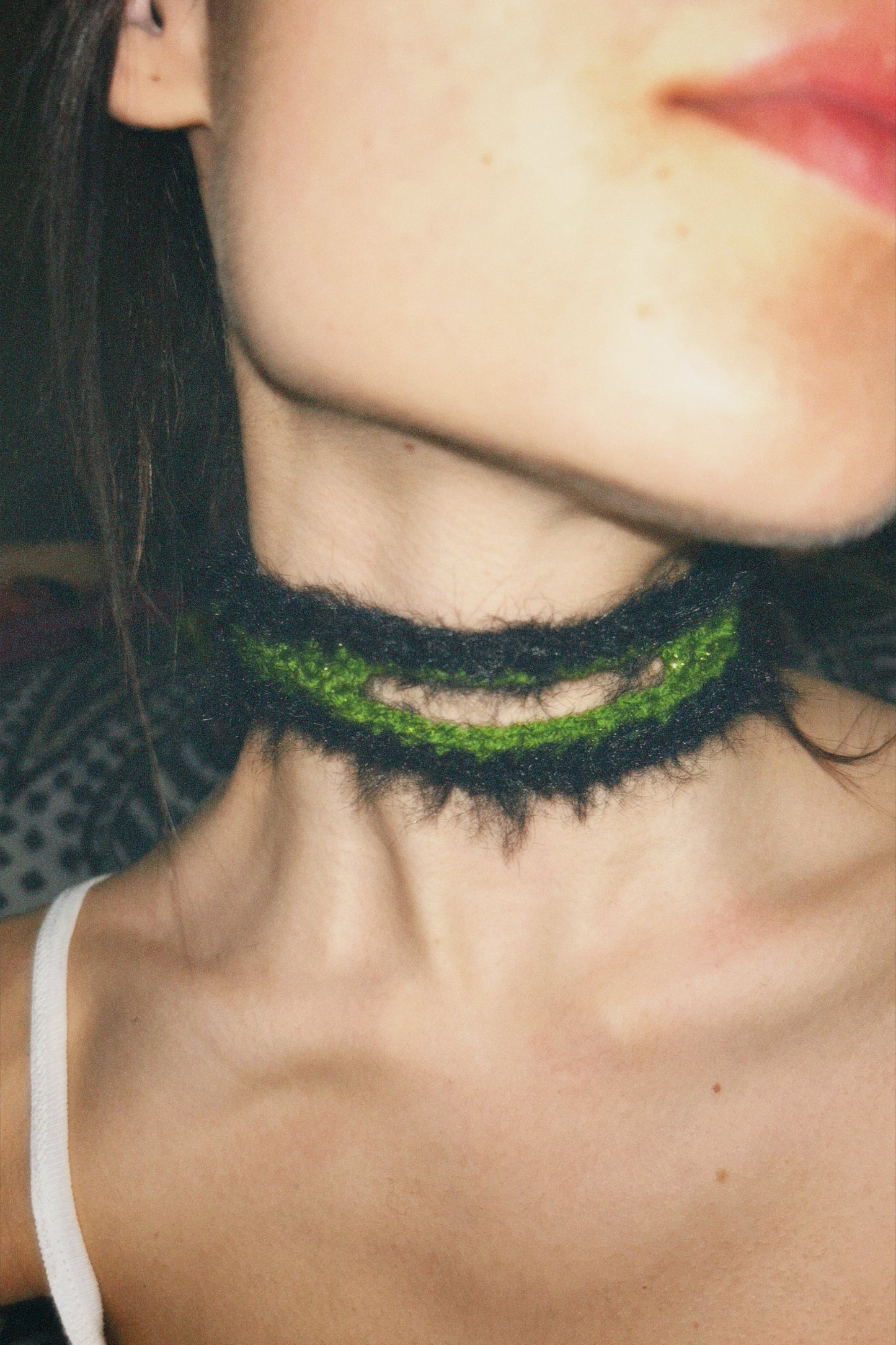 FUZZY CHOKER WITH GREEN